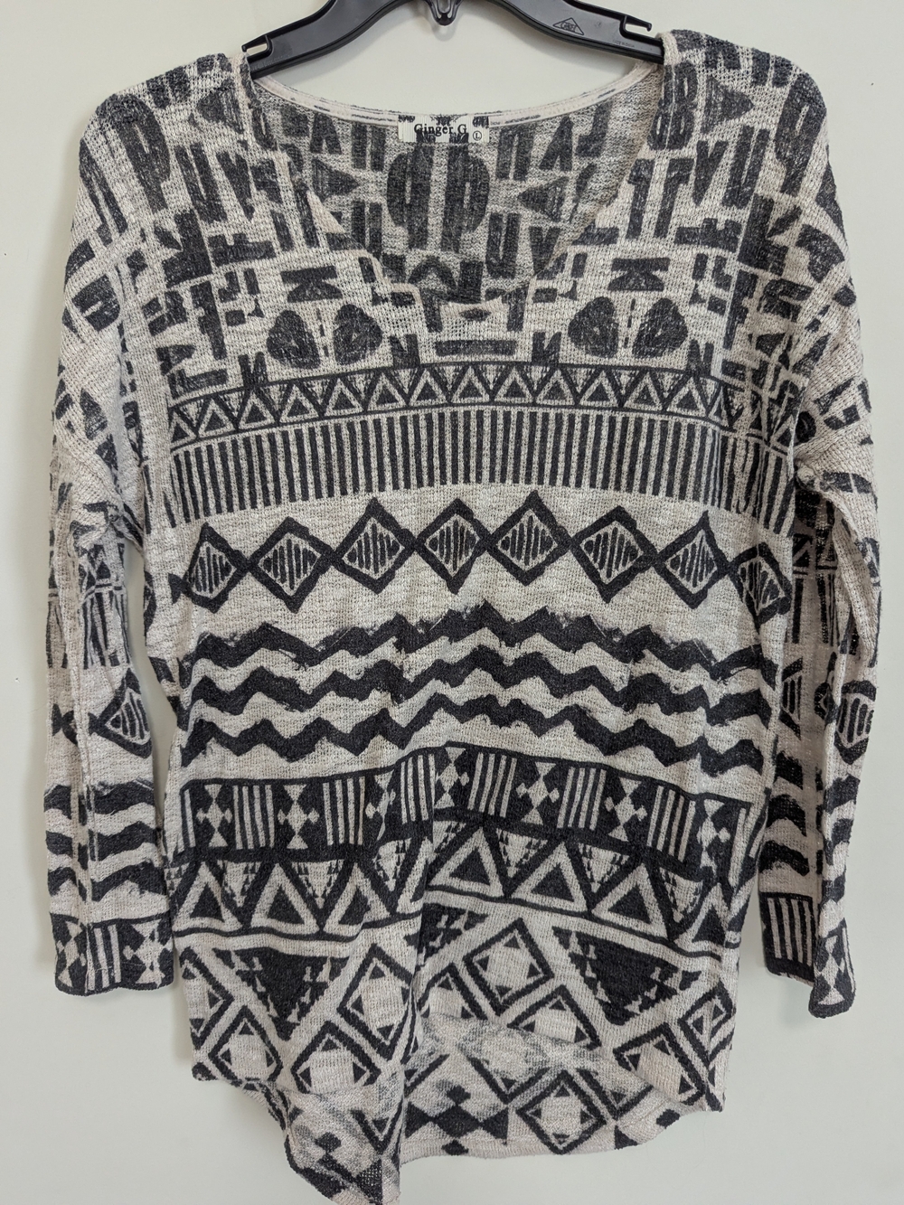 Ginger G Woman Black & Cream Geometric V-Neck Thin Sweater